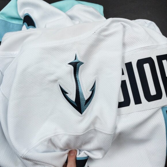 Seattle Kraken Hockey Jersey Men's 2XL Fanatics Breakaway Giordano #5 White Away - Picture 10 of 16